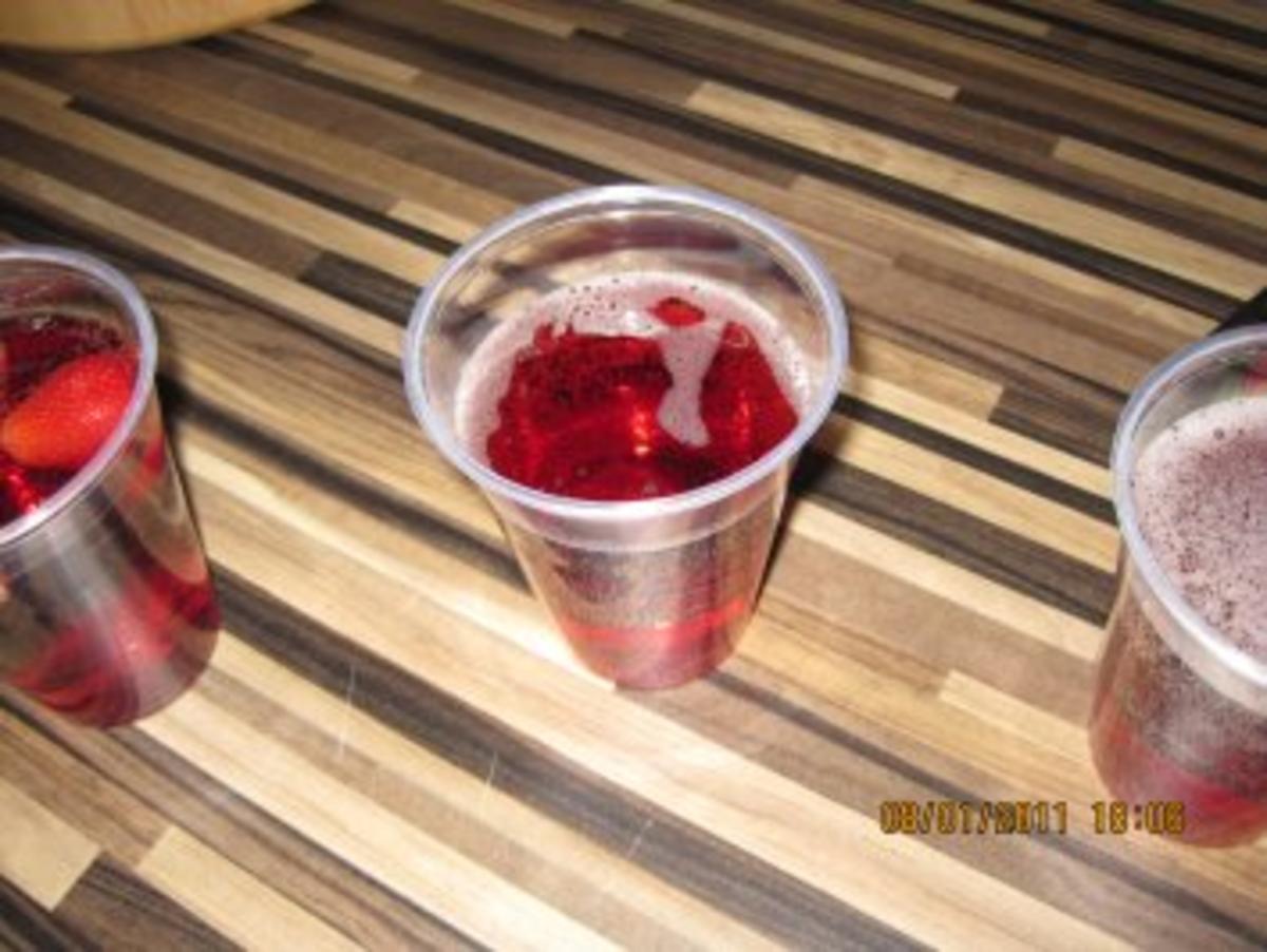 Erdbeer-Rotwein-Ginger Ale  Bowle - Rezept - Bild Nr. 4