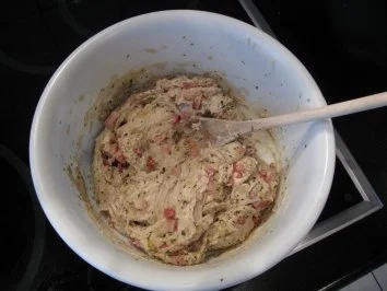 Roggen-Mischbrot mit Speck, Zwiebeln und Kräuter - Rezept