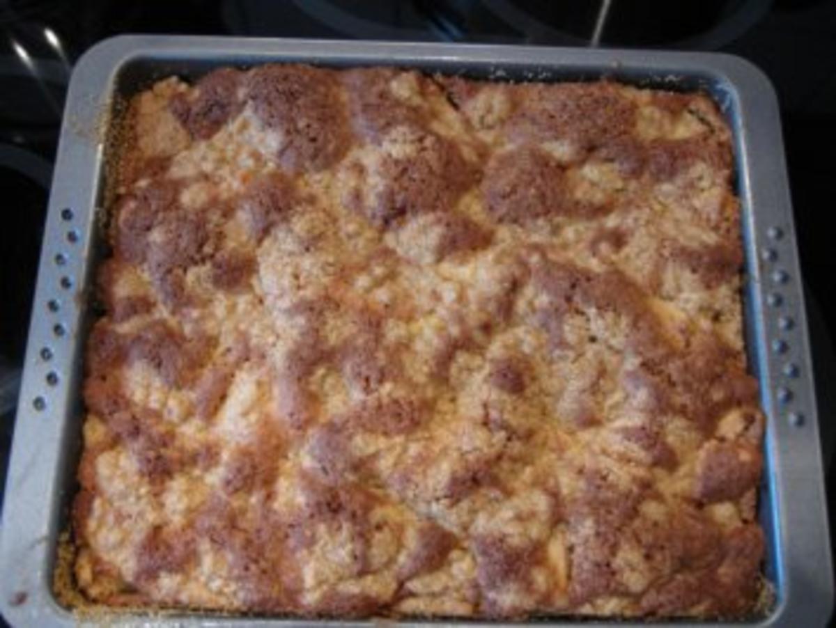 saftiger Apfelkuchen mit Haselnüssen und Streusel - Rezept - Bild Nr. 2