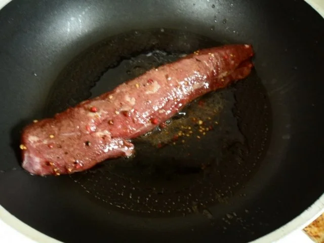 Wildschweinlende mit Rotwein-Schlehensoße - Rezept - Bild Nr. 5