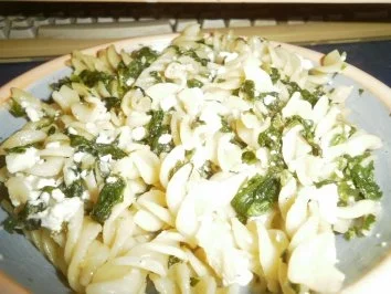 Fusilli mit Spinat-Sahnesoße und Feta - Rezept - Bild Nr. 2