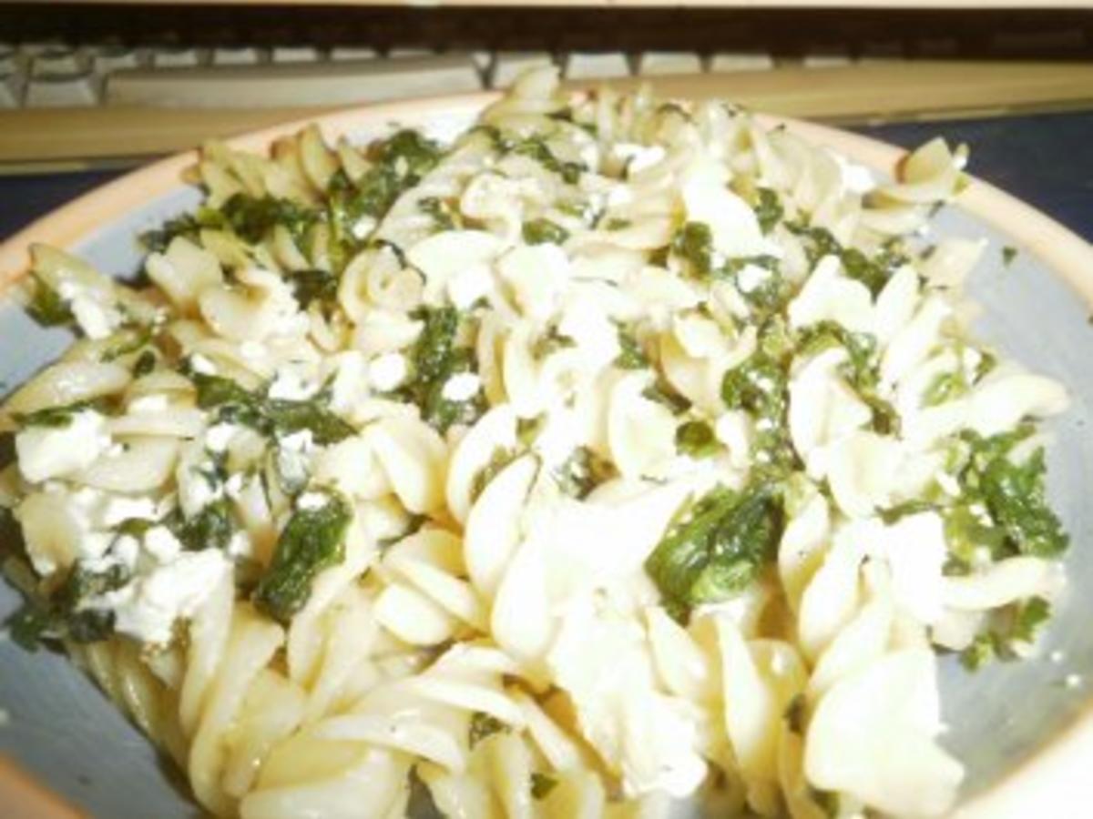 Fusilli mit Spinat-Sahnesoße und Feta - Rezept - kochbar.de