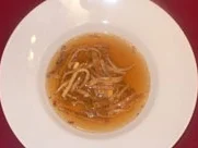 Rezept: Rinderkraftbrühe mit Flädle und Eierstich Rinderkraftbrühe mit Flädle und Eierstich - Rezept