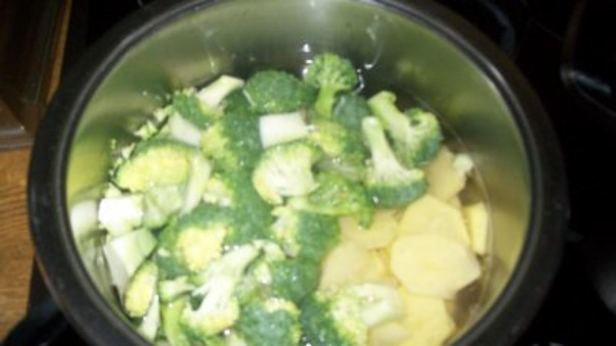 Feines Brokolie Süppchen mit Wiener - Rezept - Bild Nr. 3