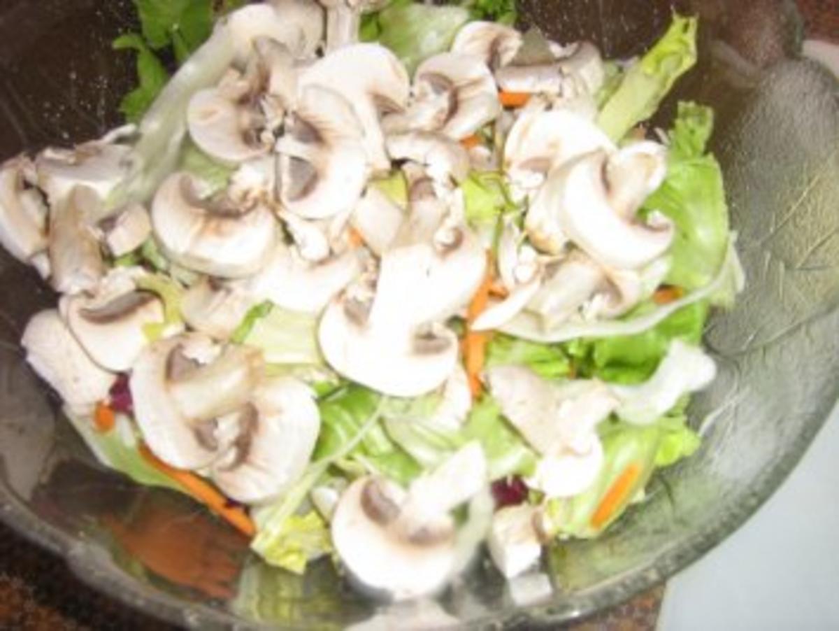 Bunter Blattsalat mit frischen Champignons - Rezept - Bild Nr. 3