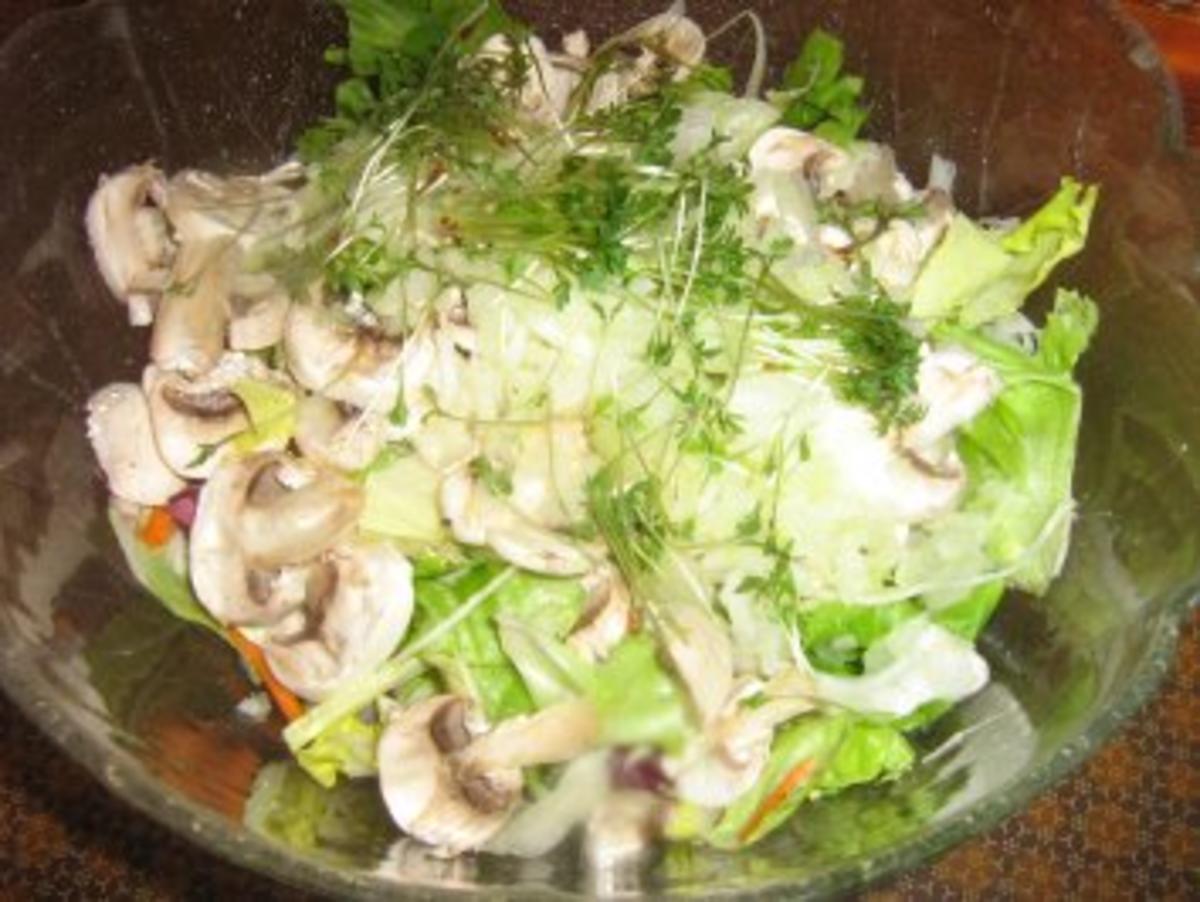 Bunter Blattsalat mit frischen Champignons - Rezept - Bild Nr. 4