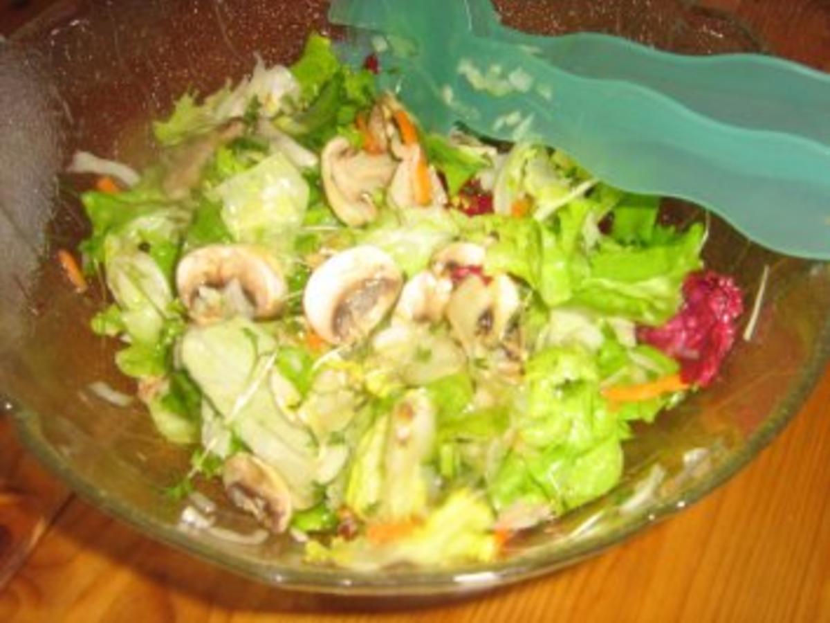 Bunter Blattsalat mit frischen Champignons - Rezept - kochbar.de