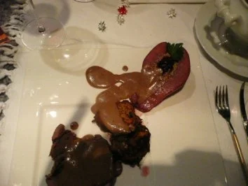 WILD / HIRSCHKEULE mit Zucchiniplätzchen & Rotweinbirnen - Rezept