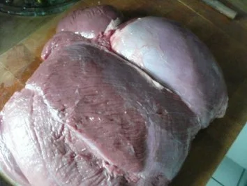 WILD / HIRSCHKEULE mit Zucchiniplätzchen & Rotweinbirnen - Rezept - Bild Nr. 3