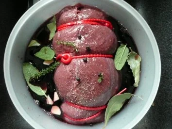 WILD / HIRSCHKEULE mit Zucchiniplätzchen & Rotweinbirnen - Rezept - Bild Nr. 6