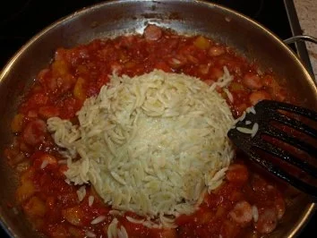 Rezept: Würstchengulasch-Auflauf mit Kritharaki Nudeln Bild Nr. 3 Würstchengulasch-Auflauf mit Kritharaki Nudeln - Rezept - Bild Nr. 3