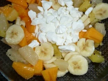 Straciatellacreme im Obstrand mit Baiser - Rezept