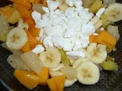 Straciatellacreme im Obstrand mit Baiser - Rezept