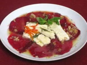 Gebackener bulgarischer Feta mit Honig und Rosmarin an Roter Bete - Rezept