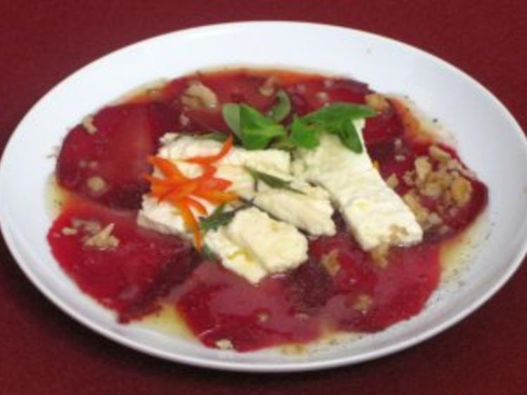 Gebackener bulgarischer Feta mit Honig und Rosmarin an Roter Bete ...