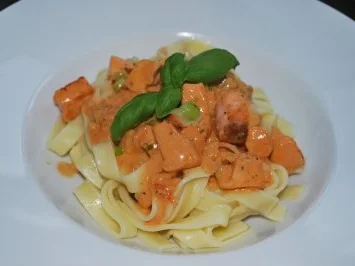 Bandnudeln mit Lachs-Rahm-Sauce - Rezept - Bild Nr. 3