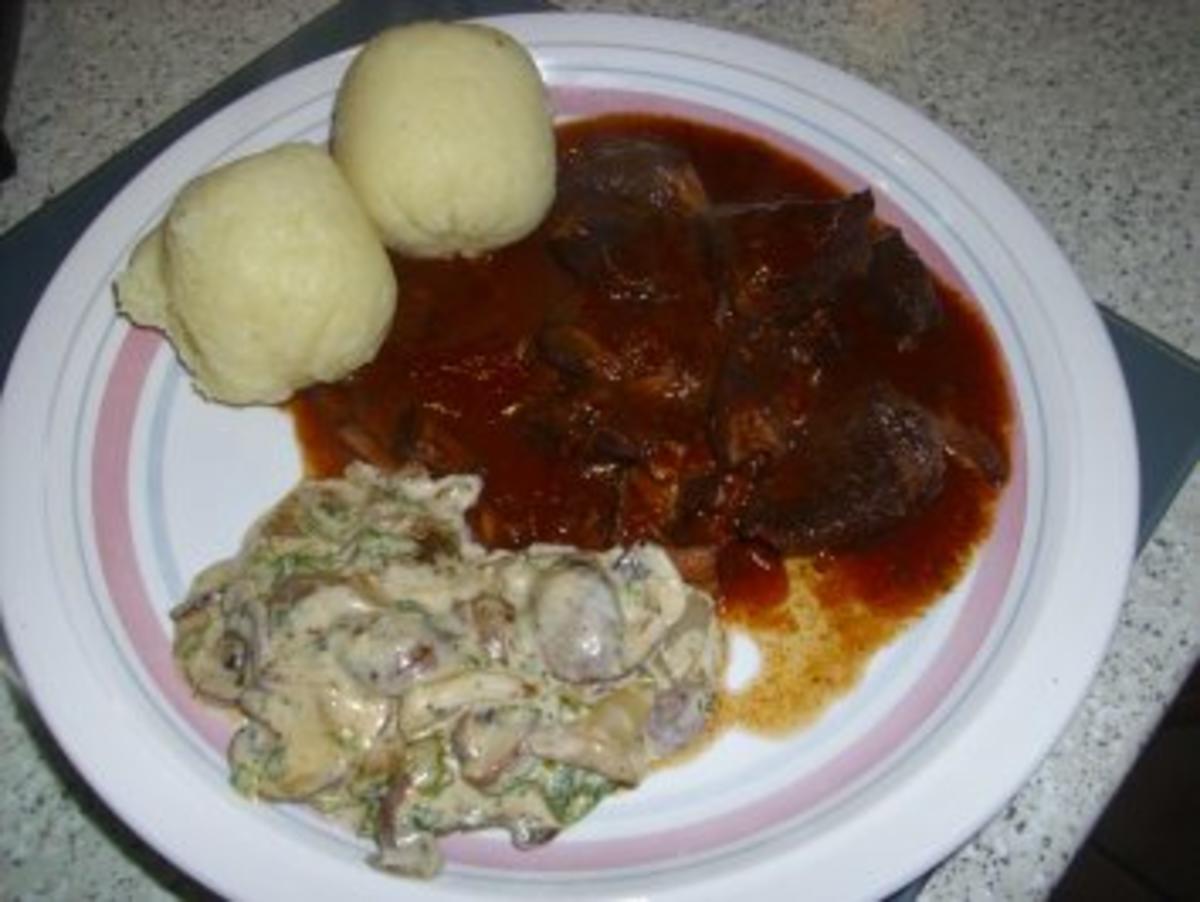 Gulasch mit Knödeln und Kräuterchampignons - Rezept - kochbar.de