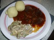 Gulasch mit Knödeln und Kräuterchampignons - Rezept
