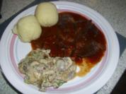 Gulasch mit Knödeln und Kräuterchampignons - Rezept