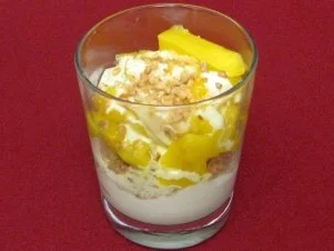 Joghurt mit Obst und Schoko-Nuss-Streuseln - Rezept