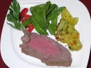 Rezept: Roastbeef im Heubett mit Salzkruste, Zuckerschoten und Mandelkartoffeln Roastbeef im Heubett mit Salzkruste, Zuckerschoten und Mandelkartoffeln - Rezept