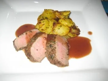 Lammnierstück an Rotweinsauce mit Pommes Boulangère - Rezept