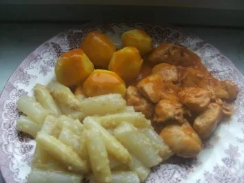Hähnchengulasch mit frischem Spargel und Salzkartoffeln. - Rezept