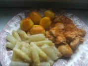 Hähnchengulasch mit frischem Spargel und Salzkartoffeln. - Rezept