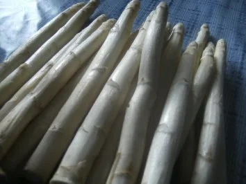 Hähnchengulasch mit frischem Spargel und Salzkartoffeln. - Rezept - Bild Nr. 2