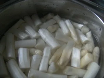 Hähnchengulasch mit frischem Spargel und Salzkartoffeln. - Rezept - Bild Nr. 3