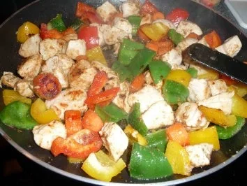 Rezept: Paprika-Möhren-Hähnchenwürfel Paprika-Möhren-Hähnchenwürfel - Rezept