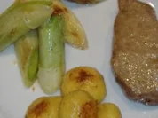 Kalbsschnitte mit Gewürzbutter und Lauch - Rezept