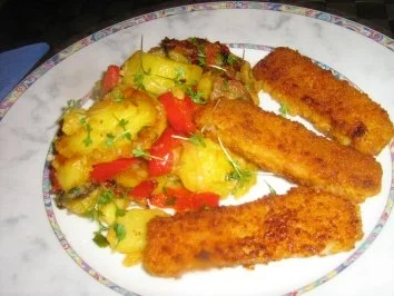 Bratkartoffelpfanne mit Paprika und Fischstäbchen - Rezept