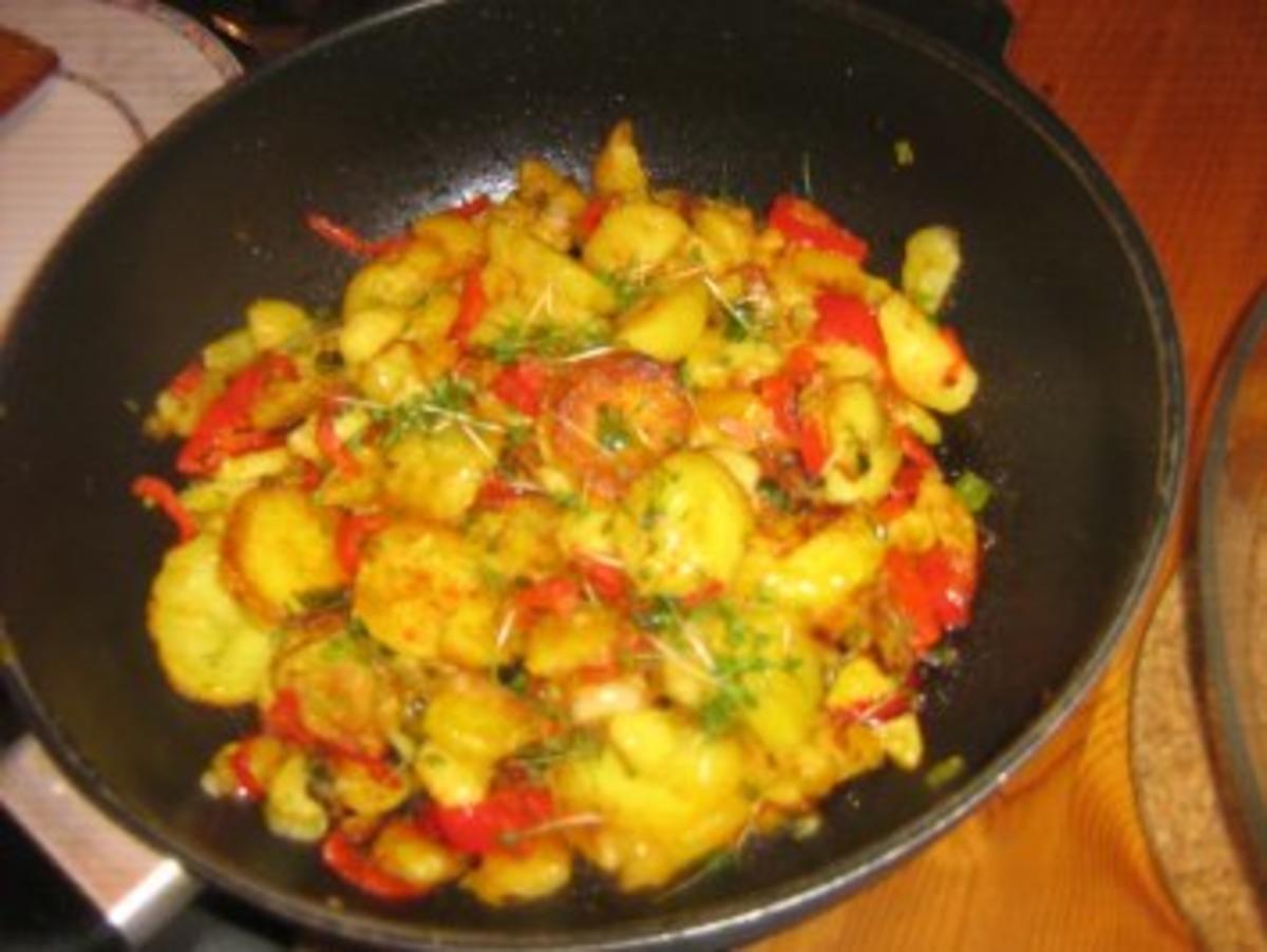 Bratkartoffelpfanne mit Paprika und Fischstäbchen - Rezept - Bild Nr. 5