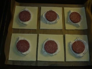 Rezept: Pikante Kuchen: Blätterteig mit Nusskäse und Salami Bild Nr. 3 Pikante Kuchen: Blätterteig mit Nusskäse und Salami - Rezept - Bild Nr. 3