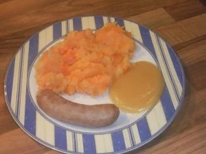 Möhreneintopf mit gekochter grober Bratwurst und Apfelmuß - Rezept