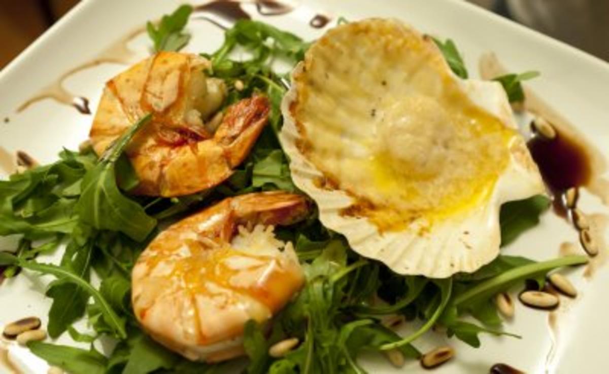 Jacobsmuscheln mit Parmesan überbacken, Rucola-Salat und Riesengarnelen (Kay Böger) - Rezept
