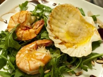 Jacobsmuscheln mit Parmesan überbacken, Rucola-Salat und Riesengarnelen (Kay Böger) - Rezept