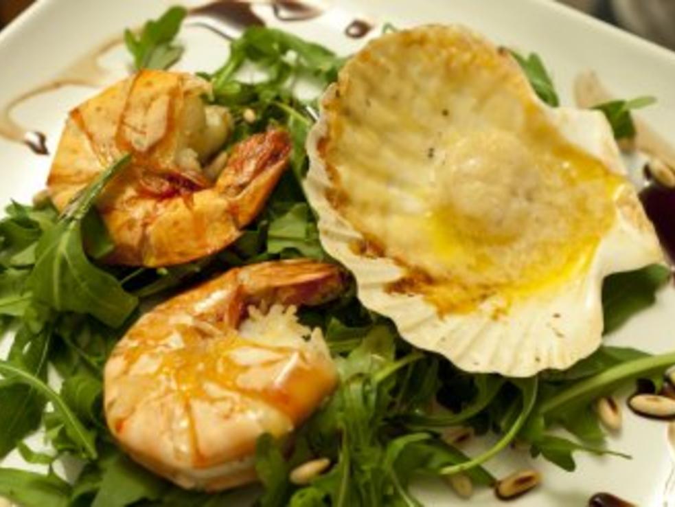 Jacobsmuscheln mit Parmesan überbacken, Rucola-Salat und Riesengarnelen ...