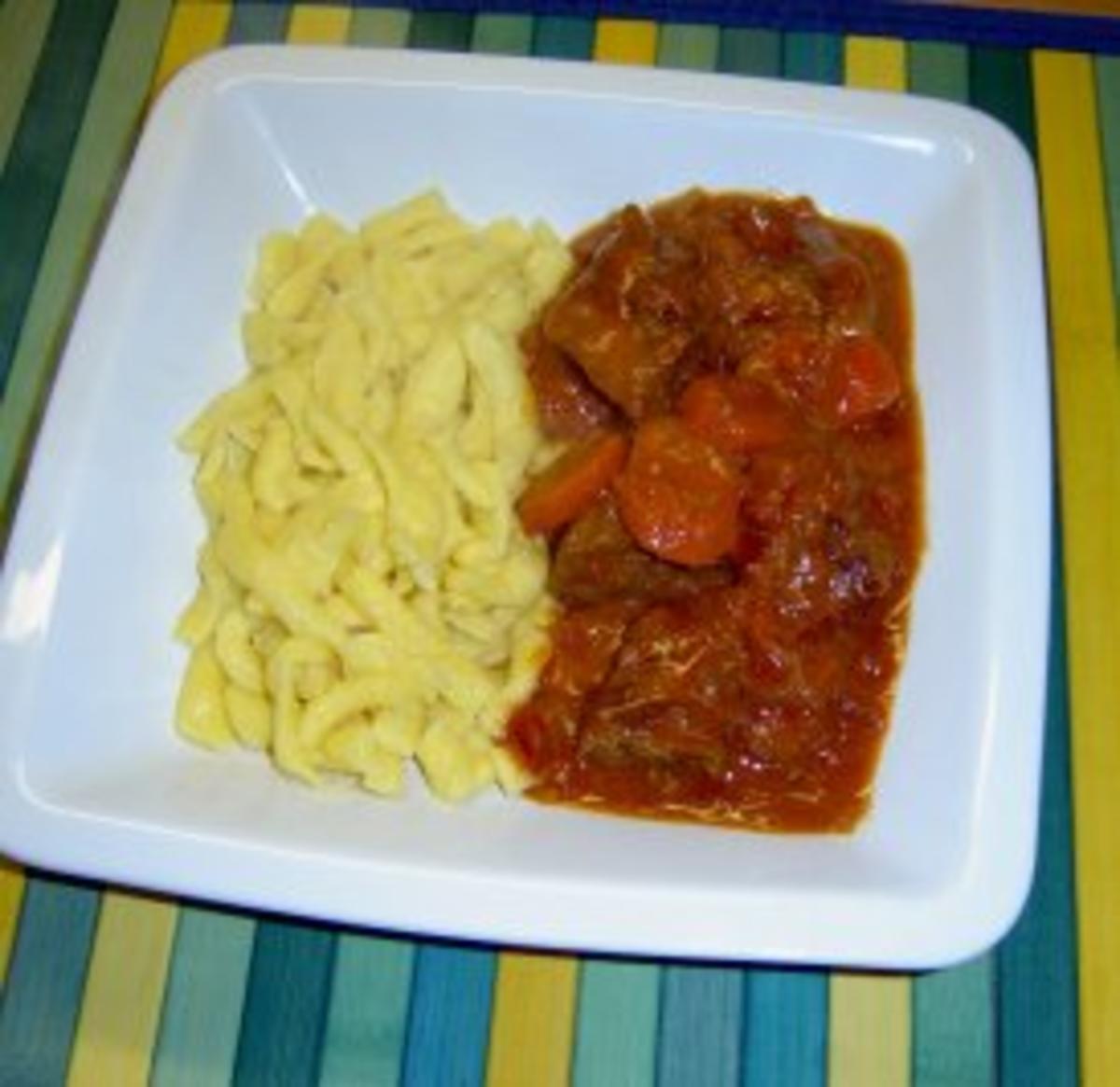 Rahmgulasch mit Kalbsgulasch und kleingewürfelte Zwiebeln - Rezept mit ...