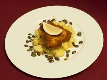 Schweineschnitzel Wiener Art mit steirischem Erdäpfel-Gurkensalat (Kay Böger) - Rezept