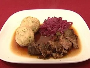 Rezept: Kalbsrouladen mit Rotkohl und Semmelknödel (Arved Birnbaum) Kalbsrouladen mit Rotkohl und Semmelknödel (Arved Birnbaum) - Rezept