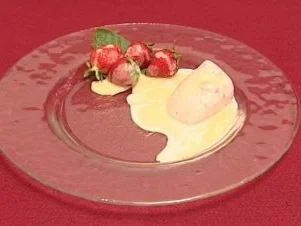 Erdbeer-Eis mit Mostrich (Arved Birnbaum) - Rezept