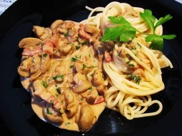 Spaghetti mit Rahm-Champignons - Rezept