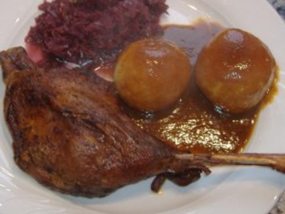 Gänsekeule mit Rotkraut und Kartoffelknödel - Rezept - kochbar.de