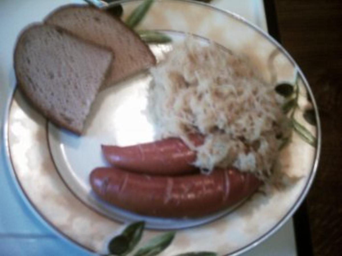 Gebratene Bockwurst mit Sauerkraut - schnell &amp; einfach - 206 kcal/100g