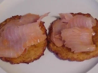 Rezept: Kartoffelpuffer mit Lachs und Honig-Senf Schmand Bild Nr. 5 Kartoffelpuffer mit Lachs und Honig-Senf Schmand - Rezept - Bild Nr. 5