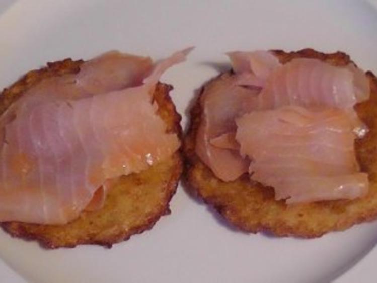 Kartoffelpuffer mit Lachs und Honig-Senf Schmand - Rezept - kochbar.de