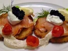 Kartoffelpuffer mit Lachs und Honig-Senf Schmand - Rezept