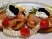 Kartoffelpuffer mit Lachs und Honig-Senf Schmand - Rezept